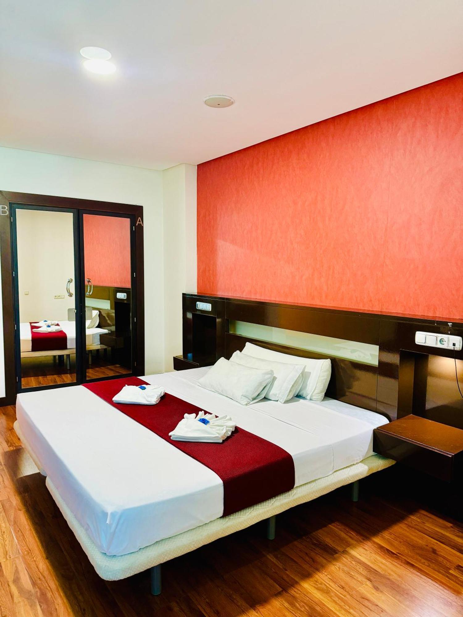 La Cantuena Hotel Parla Ngoại thất bức ảnh